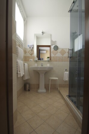 Habitación clásica doble, 1 habitación | Baño | Ducha, artículos de higiene personal gratuitos y secador de pelo