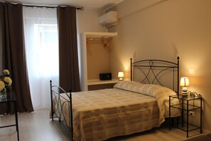 Ropa de cama de alta calidad, caja fuerte, escritorio
