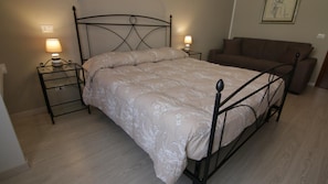 Premium bedding, in-room safe, desk, soundproofing - B&B La Perla di Roma (Rome)