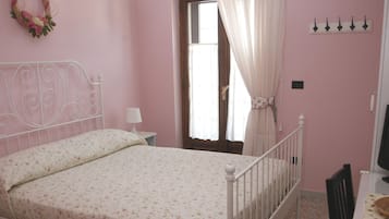 Chambre, vue montagne | Bureau, lits bébé (gratuits), Wi-Fi gratuit, draps fournis
