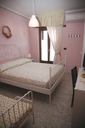 Kamar, pemandangan gunung | Meja kerja, tempat tidur bayi gratis, Wi-Fi gratis, dan seprai linen