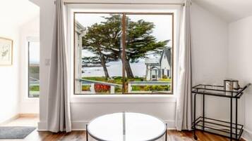 Premier-Suite, 1 King-Bett, Terrasse, Meerblick | Hochwertige Bettwaren, Verdunkelungsvorhänge, Bügeleisen/Bügelbrett