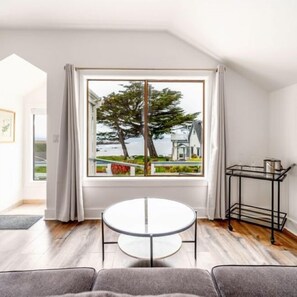 Suite – premier, 1 kingsize-seng, terrasse, havutsikt | Sengetøy av topp kvalitet, blendingsgardiner og strykejern/-brett