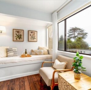 Traditional-Suite, 1 King-Bett, Terrasse, Gartenblick | 1 Schlafzimmer, hochwertige Bettwaren, Verdunkelungsvorhänge