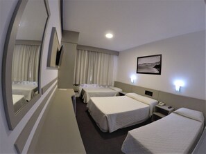Standard Quadruple Room | Minibar, in-room safe, desk, blackout drapes - Hotel Gracher Praia (Balneário Camboriú)