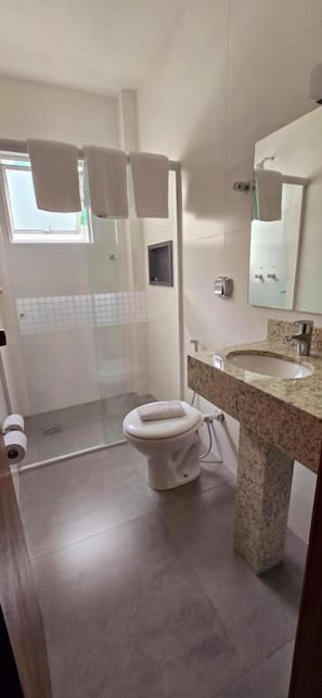 Douche, articles de toilette gratuits, sèche-cheveux