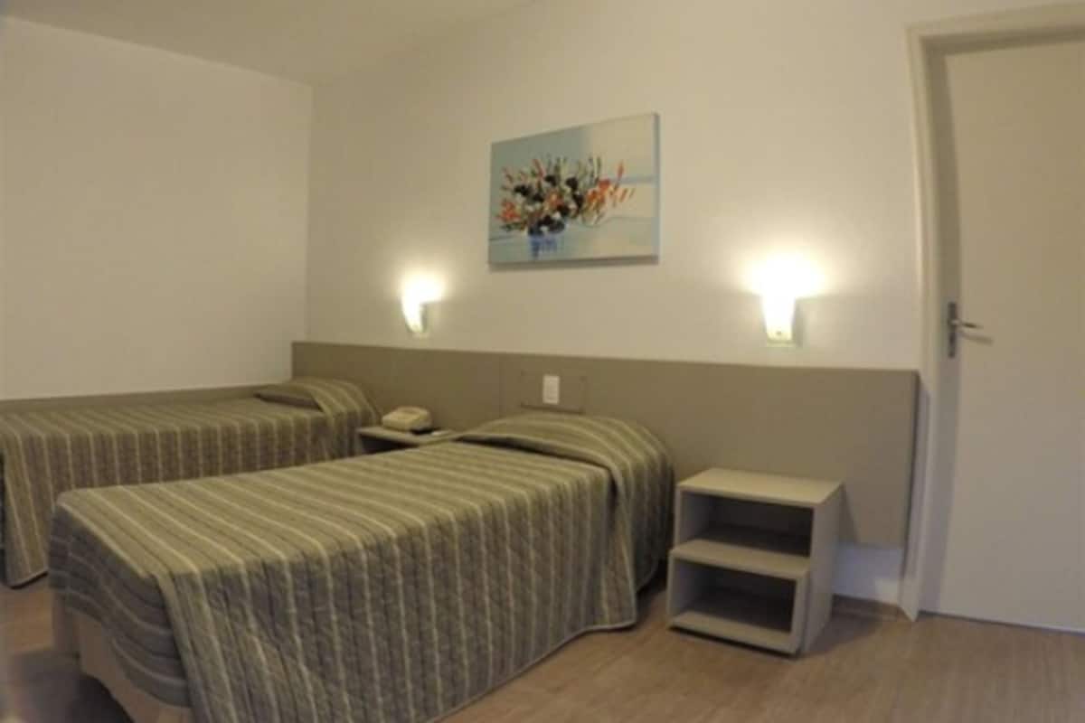 Minibar, caja de seguridad en la habitación y escritorio