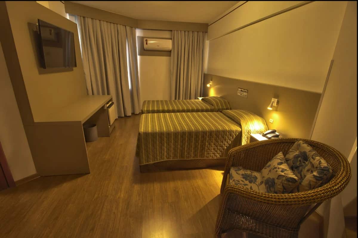 Minibar, caja de seguridad en la habitación y escritorio