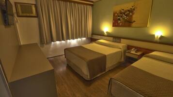 Quarto triplo standard | Frigobar, cofres nos quartos, escrivaninha, cortinas blackout