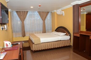 Desk, soundproofing, rollaway beds, free WiFi