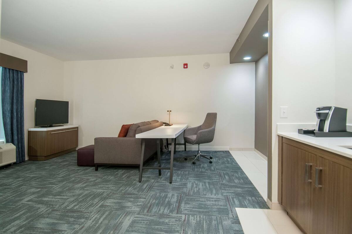 Deluxe Room, 1 King Bed, Accessible (Hearing) | Living area | LCD TV