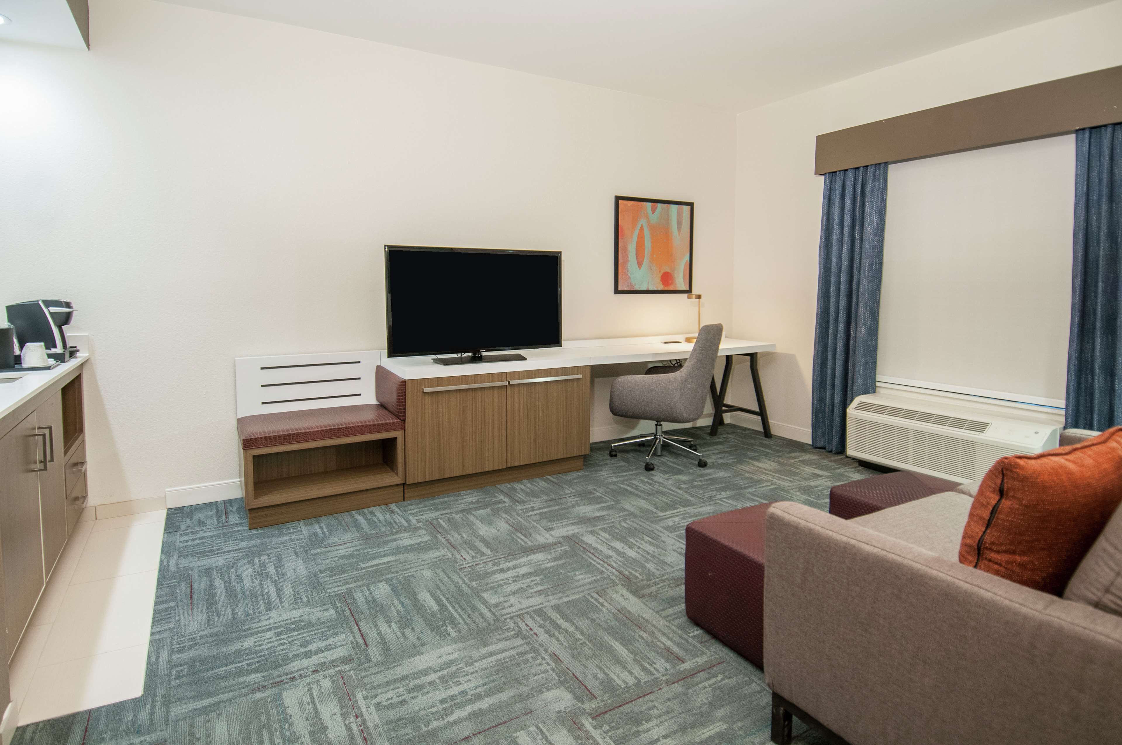 suite, 1 bedroom | in-room safe, desk, iron/ironing board, cots/infant beds
