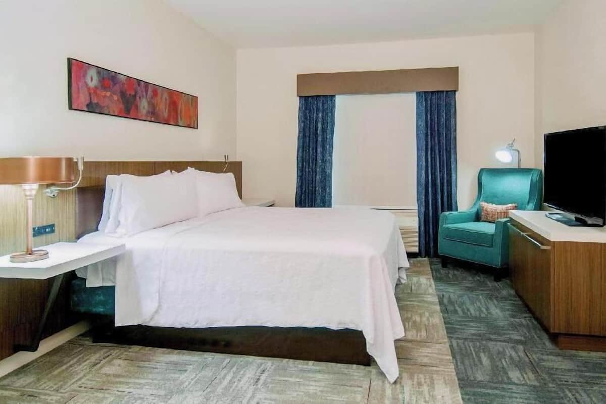 In-room safe, desk, iron/ironing board, cribs/infant beds