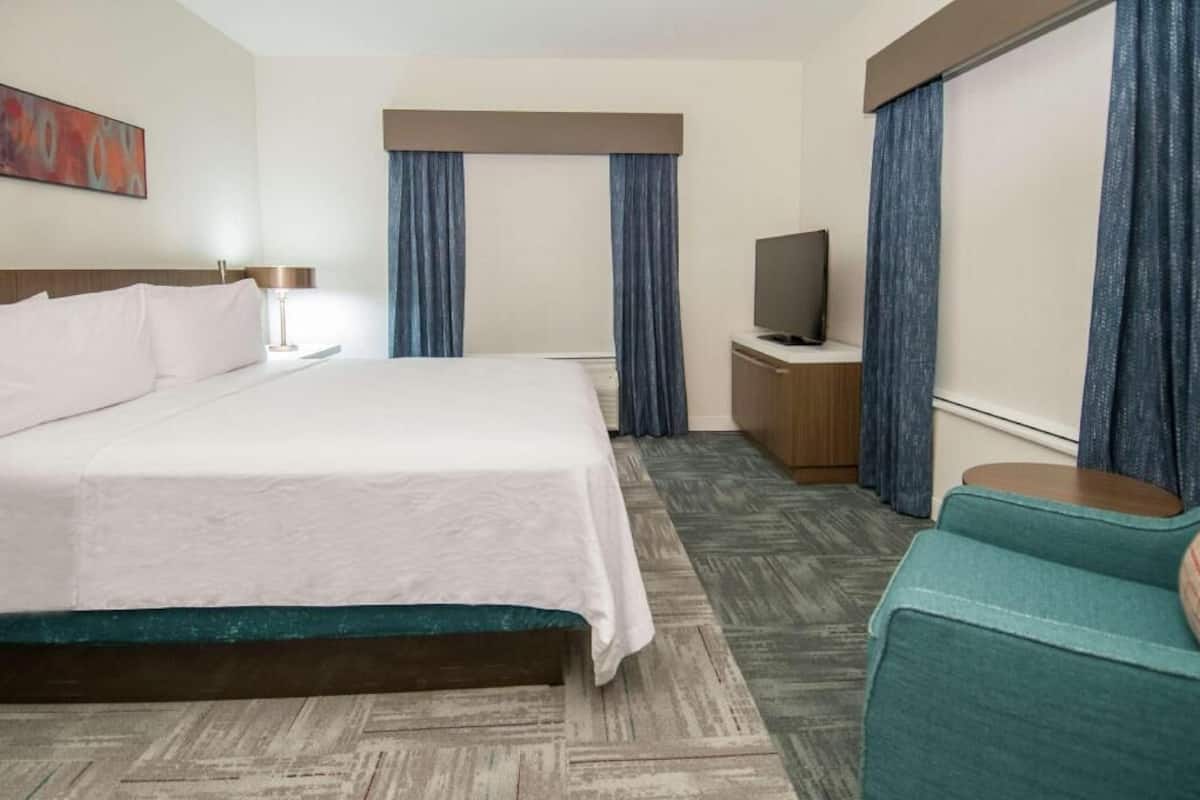 In-room safe, desk, iron/ironing board, cribs/infant beds