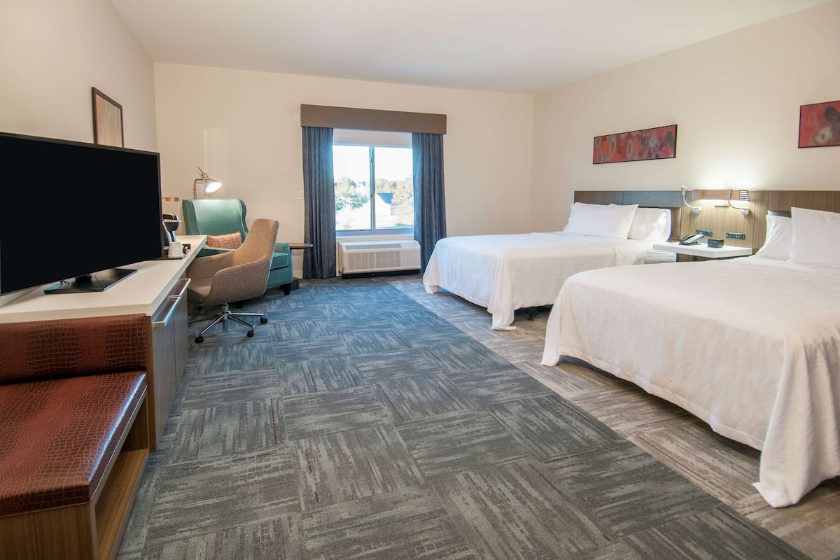 Room, 2 Katil Kelamin (Double), Accessible (Mobility & Hearing, Roll-in Shower) | Peti besi dalam bilik, meja, seterika/papan seterika