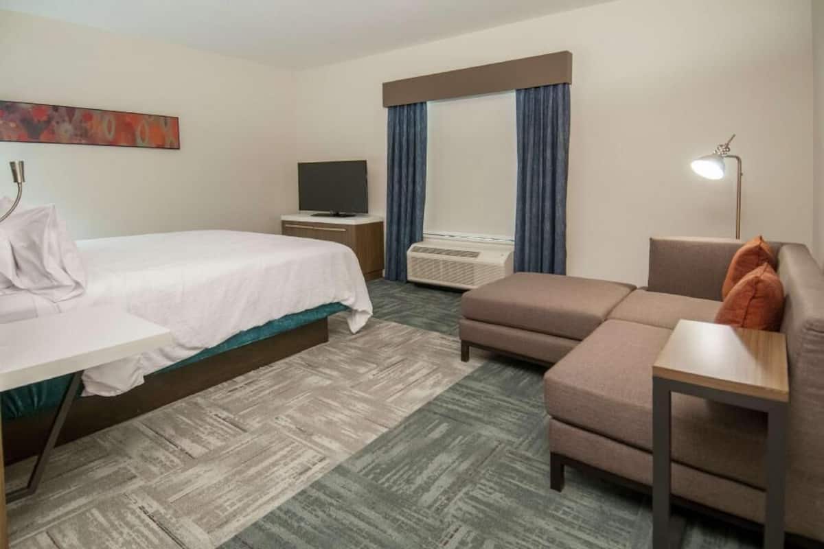 In-room safe, desk, iron/ironing board, cribs/infant beds