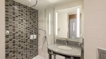 Shower, hydromassage showerhead, free toiletries, towels