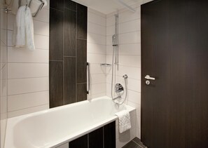 Shower, free toiletries, hair dryer, bathrobes - Hilton Garden Inn Zurich Limmattal (Spreitenbach)