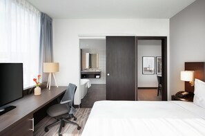 Suite, 1 habitación | Baño | Regadera, amenidades de baño gratuitas, secadora de cabello, batas 