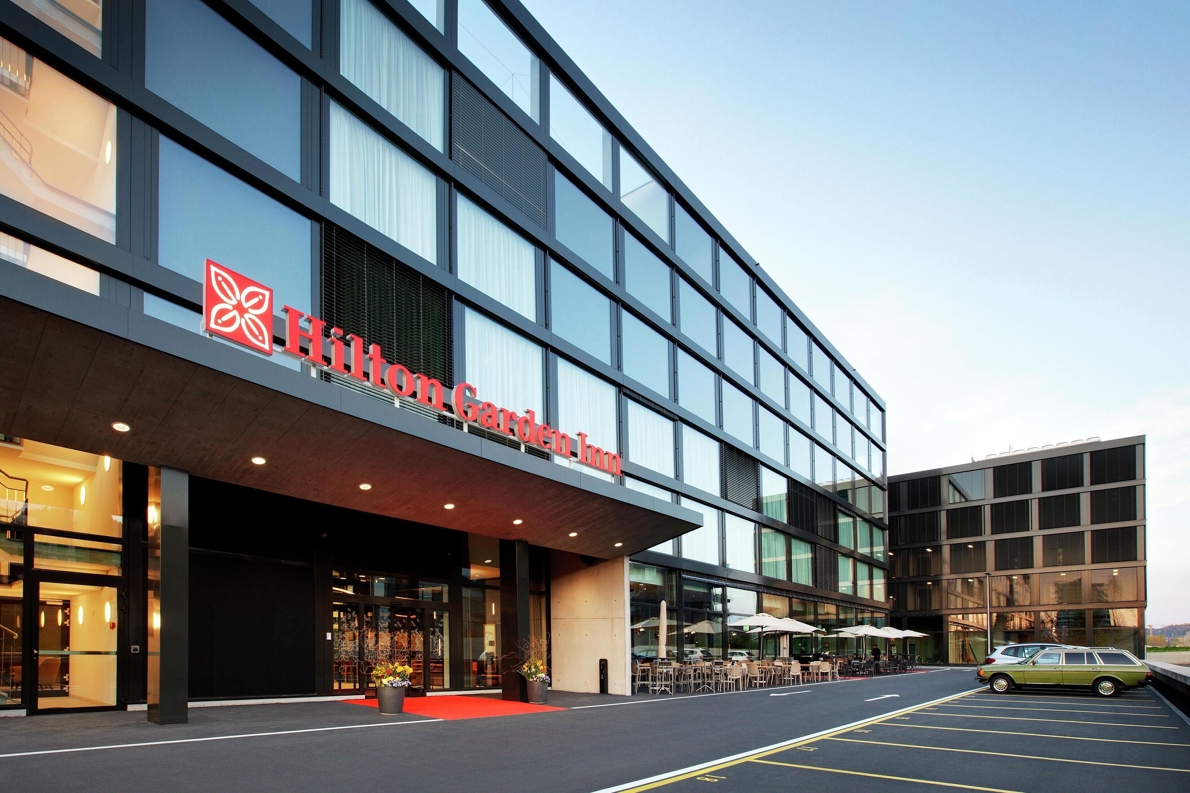 Ein modernes Gebäude mit einem gut sichtbaren Schild mit der Aufschrift "Hilton Garden Inn".