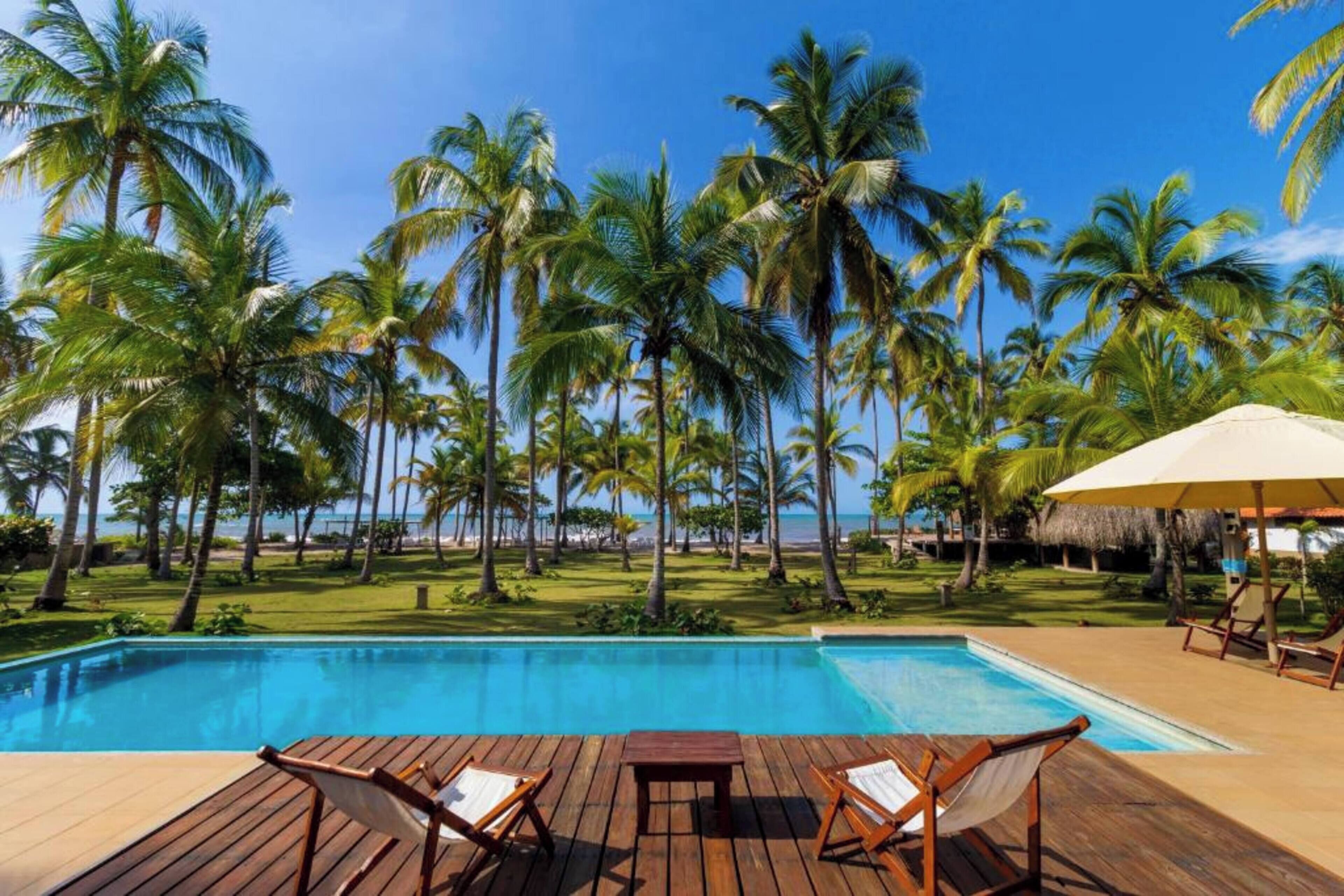 2 piscines a l'aire lliure (horari: 09:00-21:00), para-sols i gandules 