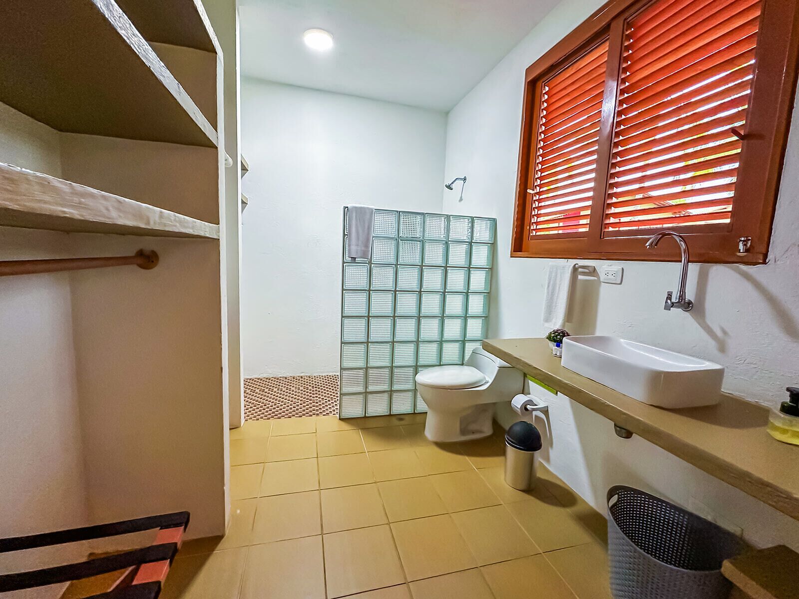 Ein kleines Badezimmer mit Toilette, Waschbecken und Dusche.