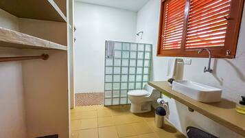 Ein kleines Badezimmer mit Toilette, Waschbecken und Dusche.