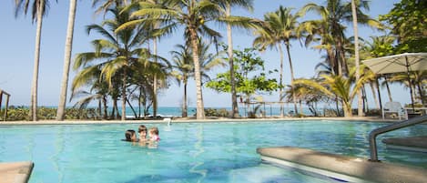 2 piscines extérieures, parasols de plage, chaises longues