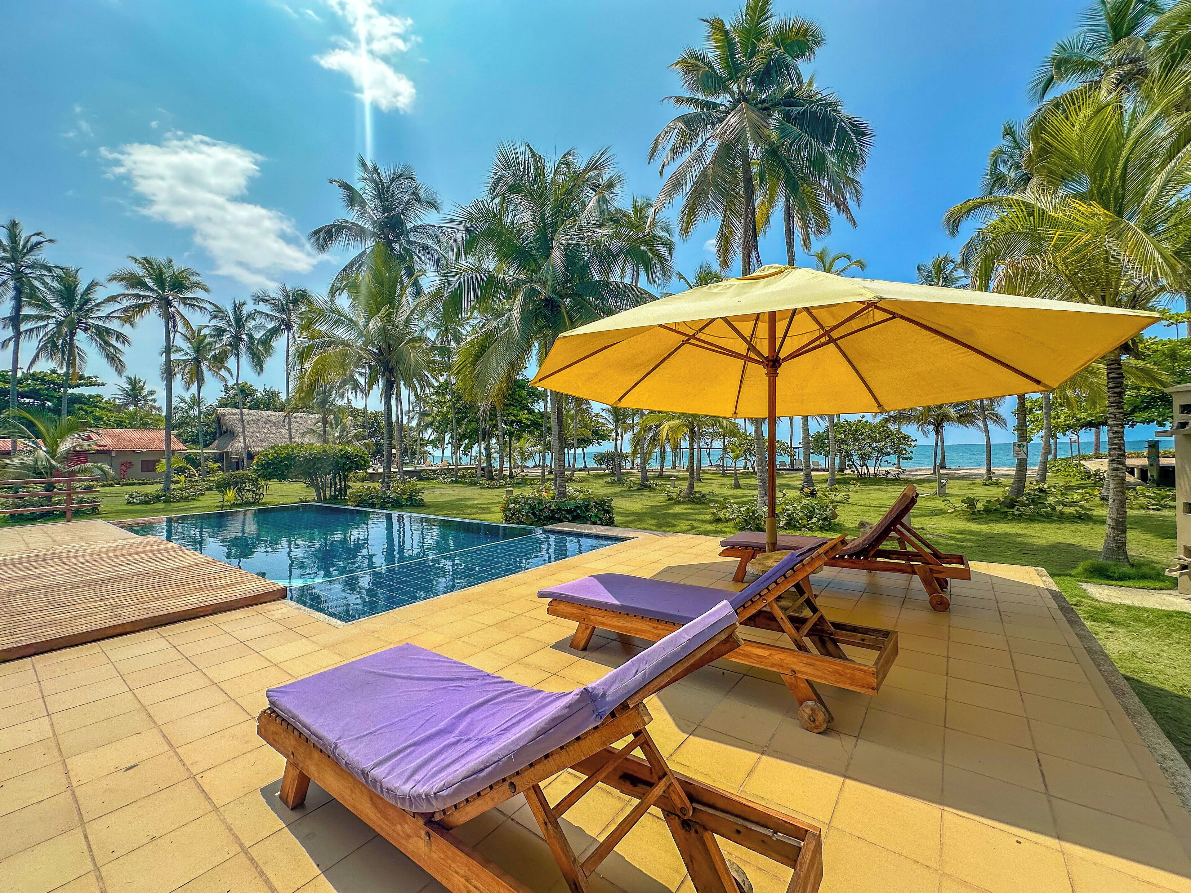 2 buitenzwembaden, parasols bij het zwembad en ligstoelen