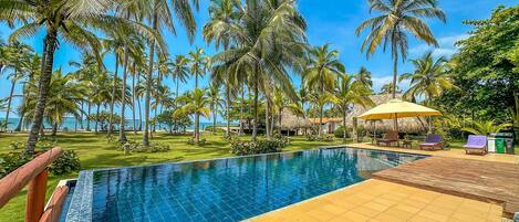 2 kolam renang outdoor, dengan payung kolam renang dan kursi berjemur