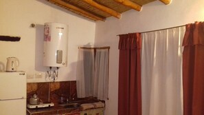 Jääkaappi, mikroaaltouuni, kahvin-/teenkeitin