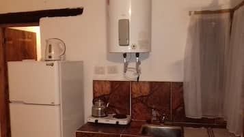 Refrigerador, microondas, cafetera/tetera, utensilios de cocina