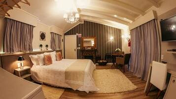 Romantic Cabin (Casal Luxo 5) | 1 bedroom, premium bedding, minibar, individually decorated