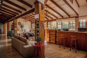 A spacious interior with a wooden ceiling, a bar area, and seating. - Serra Bela Eco Pousada (Urubici)