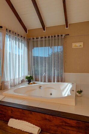 Cabin (Casal Luxo 6) | Premium bedding, minibar, individually decorated, individually furnished