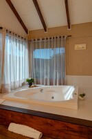 Cabana (Casal Luxo 6) | Roupas de cama premium, frigobar, individualmente decorados