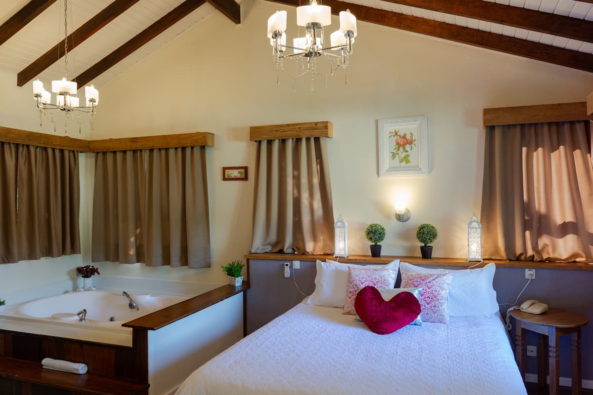 Romantisch huisje, 1 kingsize bed, tuin (Casal Luxo 4) | 1 slaapkamer, luxe beddengoed, een minibar, individueel gedecoreerd