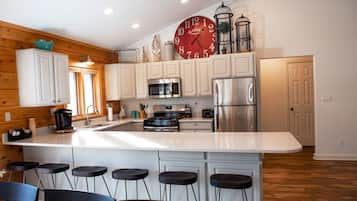 Comfort Cabin, 5 Bedrooms, Mountain View | Private kitchen | Full-size fridge, microwave, oven, stovetop