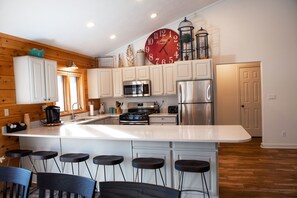 Comfort Cabin, 5 Bedrooms, Mountain View | Dapur peribadi | Peti sejuk/penyejuk beku saiz penuh, ketuhar gelombang mikro, ketuhar