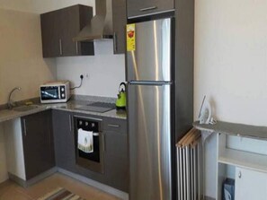 Grand réfrigérateur, micro-ondes, four, plaque de cuisson