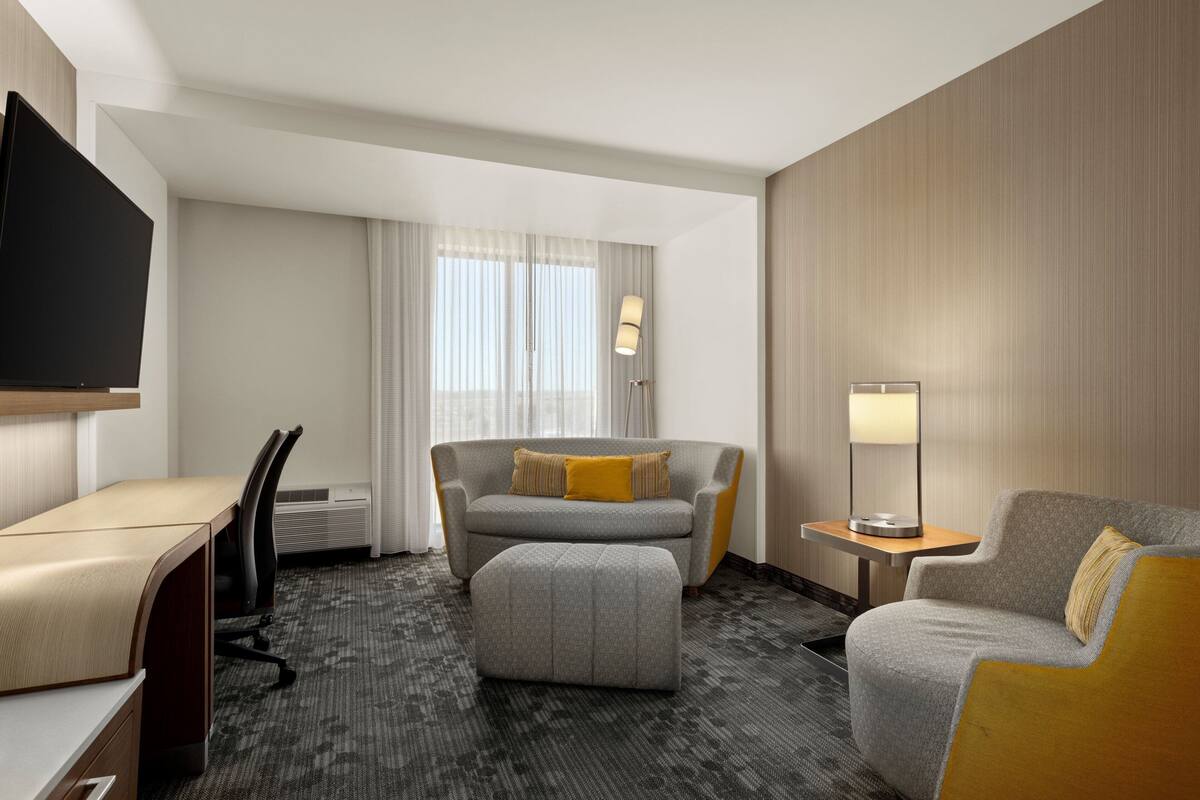ห้องสวีท, เตียงคิงไซส์ 1 เตียง และโซฟาเบด (Living Room) | ตู้นิรภัยในห้องพัก, โต๊ะทำงาน, ผ้าม่านกันแสง, เตารีด/โต๊ะรีดผ้า