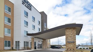 Edificio de Marriott Inn & Suites con diseño moderno, que presenta un dosel de entrada llamativo y numerosas ventanas.