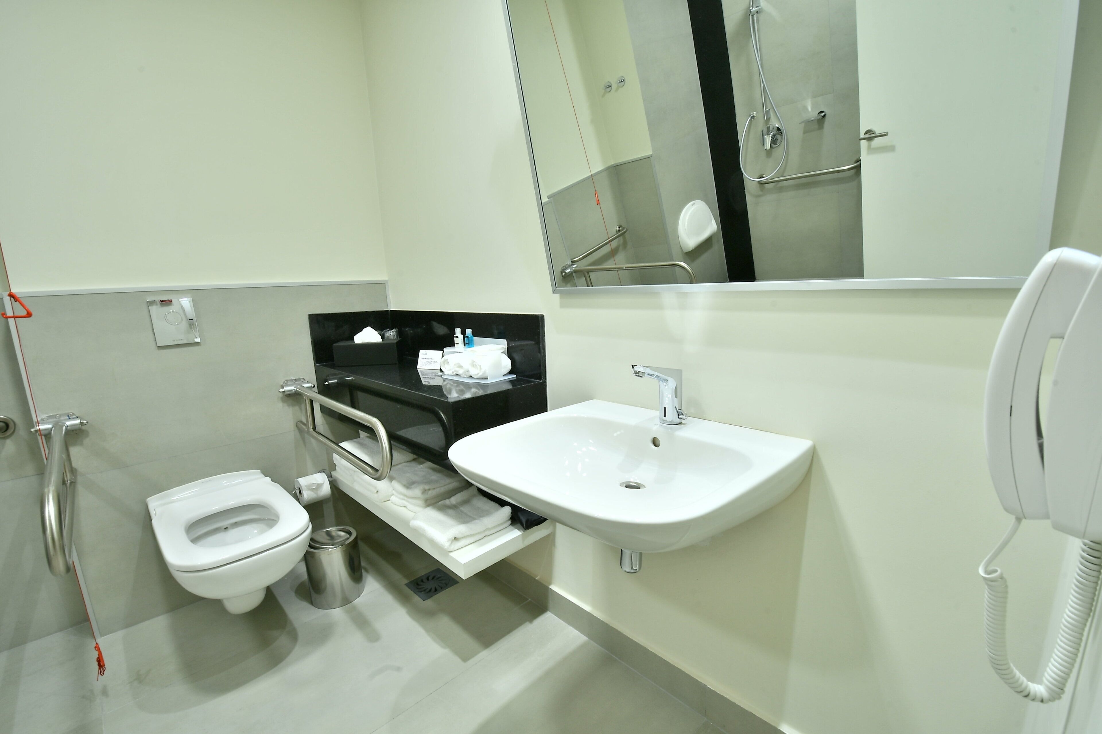 standard room, 1 king bed, accessible | minibar, in-room safe, desk, blackout curtains