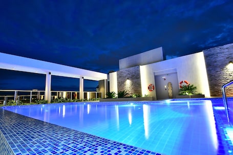 Außenpool, geöffnet von 10:00 Uhr bis 21:00 Uhr, Liegestühle