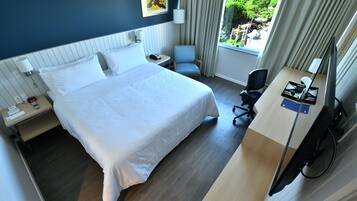 Minibaari, tallelokero huoneessa, työpöytä, pimennysverhot