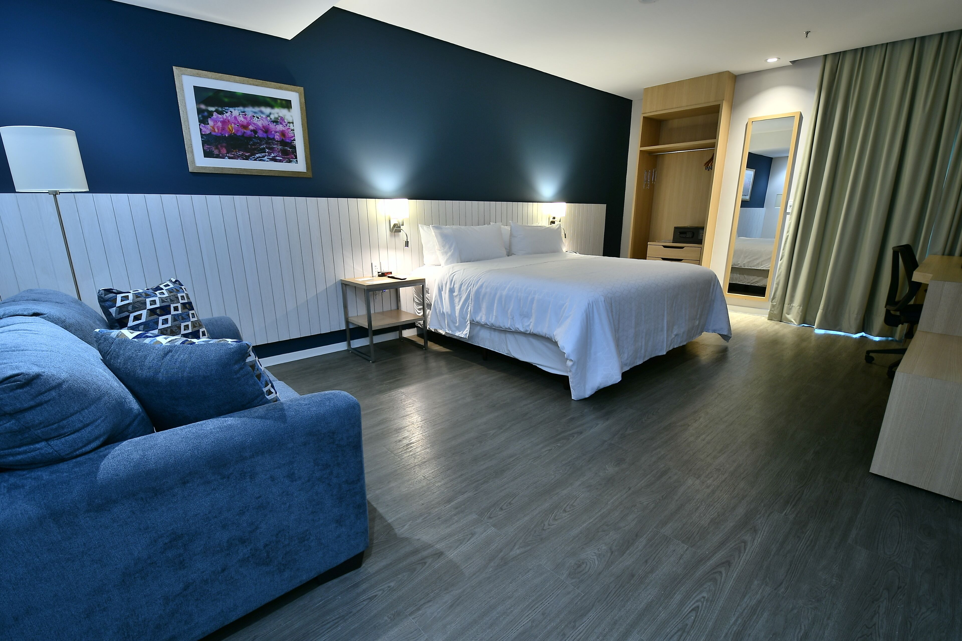 standard room, 1 king bed with sofa bed | minibar, in-room safe, desk, blackout curtains