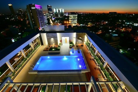 Una piscina al aire libre, sillones reclinables de piscina. Holiday Inn Express Asuncion Aviadores by IHG