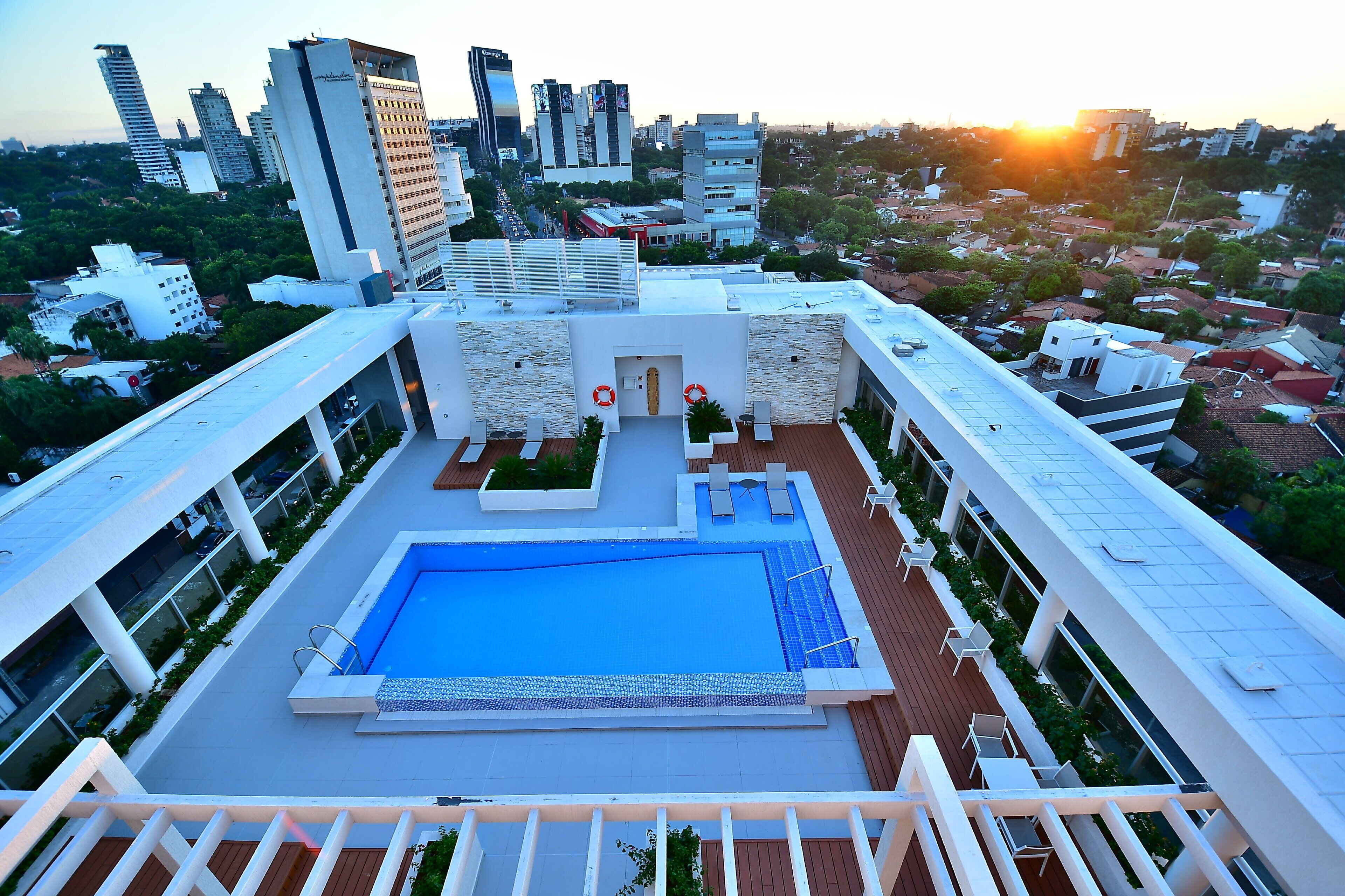 Una piscina al aire libre (de 10:00 a 21:00), tumbonas