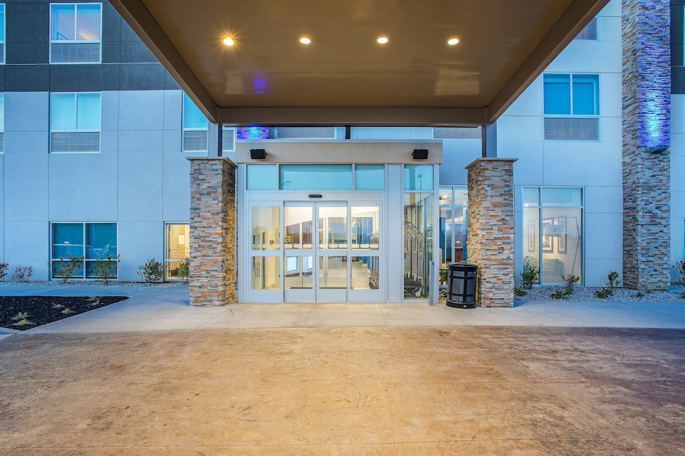 Holiday Inn Express & Suites Lexington W - Versailles by IHG