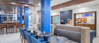 萊克星頓西 - 凡爾賽快捷假日飯店及套房 IHG 旗下飯店
